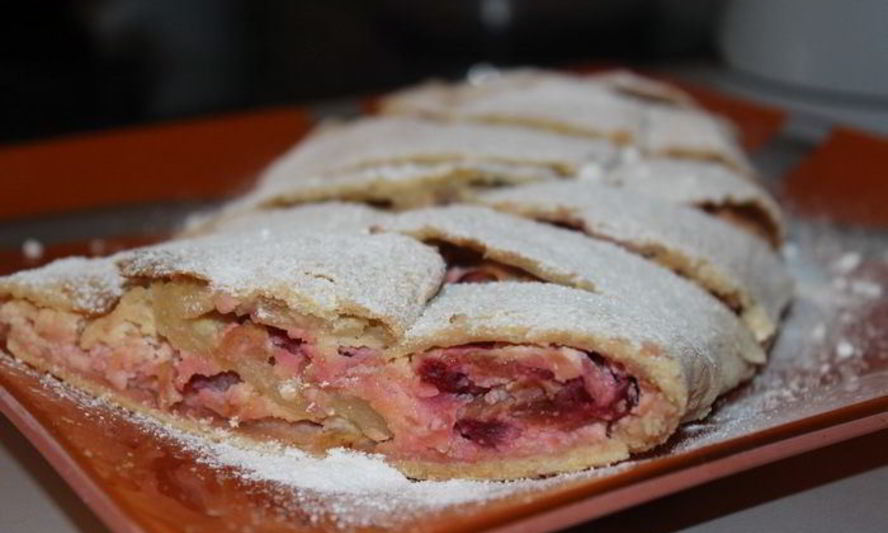 Рецепт ванильного штруделя с яблоком, сливами и творогом