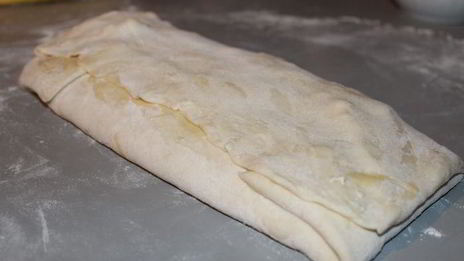 ванильный штрудель с яблоком, сливами и творогом