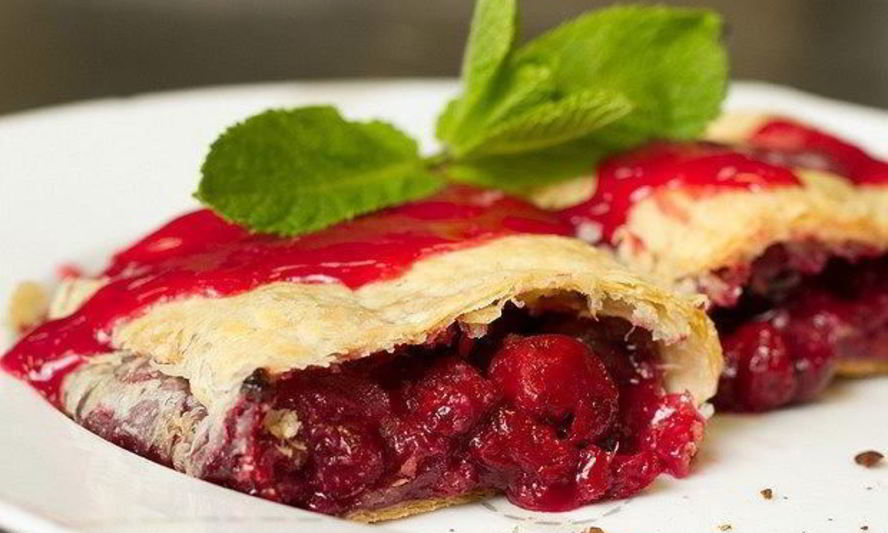 Рецепт вишневого штруделя из слоеного теста