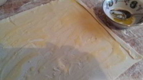 вишневый штрудель из слоеного теста