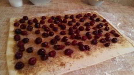 вишневый штрудель из слоеного теста