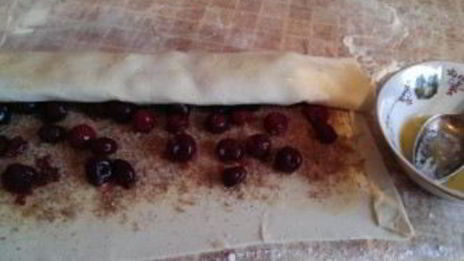 вишневый штрудель из слоеного теста