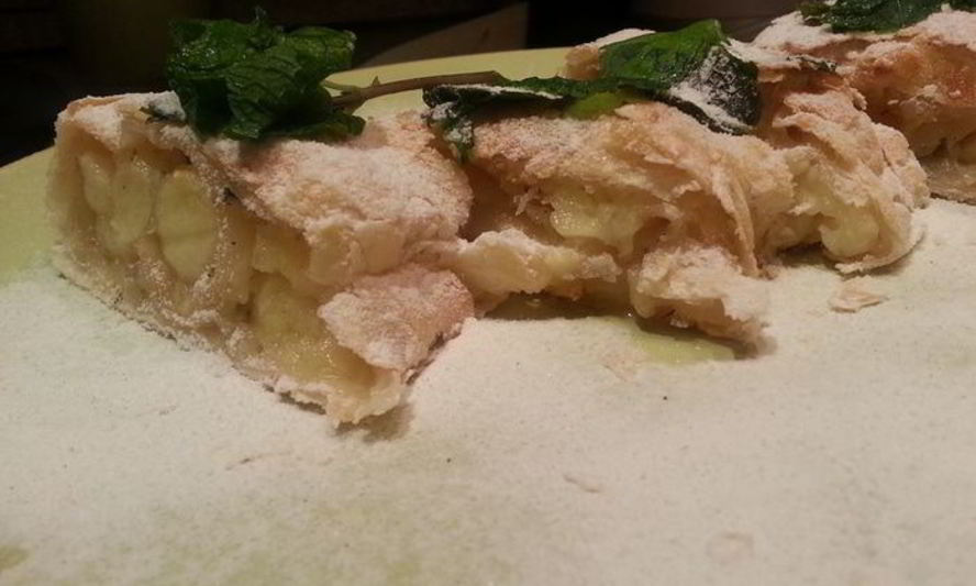 Рецепт яблочного штруделя с мятой и кардамоном