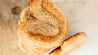 Слойки из слоеного теста с сахаром