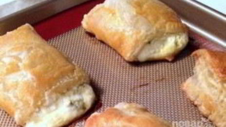 слойки из слоеного теста с творогом