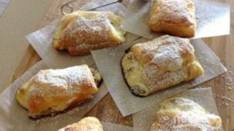 слойки из слоеного теста с творогом