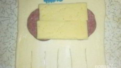 слойки с колбасой