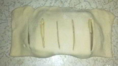 слойки с колбасой