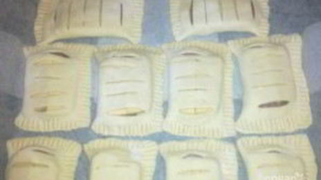 слойки с колбасой