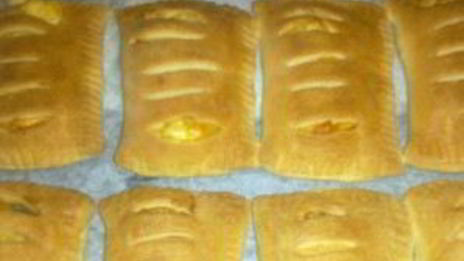 слойки с колбасой