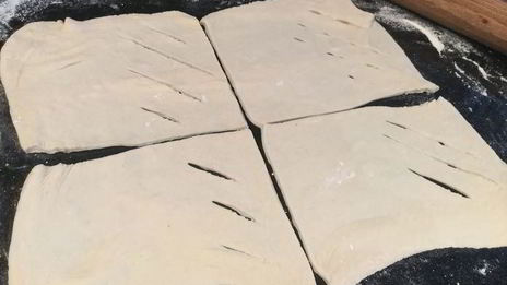 слойки с крабовыми палочками и творогом