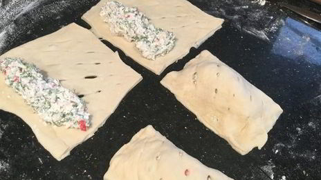 слойки с крабовыми палочками и творогом