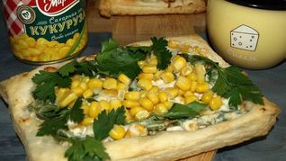 Слойки с рикоттой, шпинатом и сладкой кукурузой