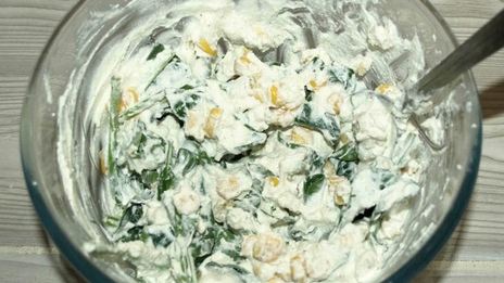 слойки с рикоттой, шпинатом и сладкой кукурузой