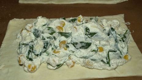 слойки с рикоттой, шпинатом и сладкой кукурузой