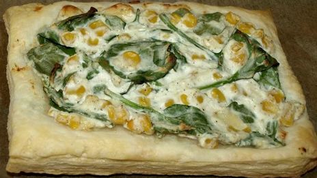 слойки с рикоттой, шпинатом и сладкой кукурузой