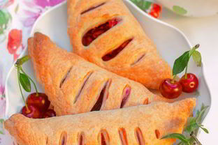 Слойки с вишней