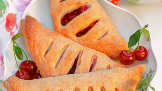 Слойки с вишней