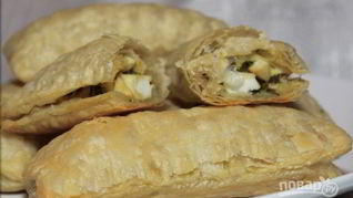 Слойки с яйцом и луком