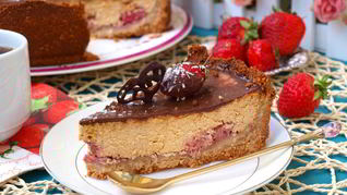 Карамельный сырник с клубникой