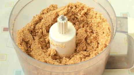 карамельный сырник с клубникой