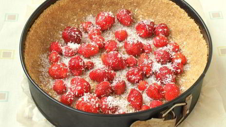 карамельный сырник с клубникой