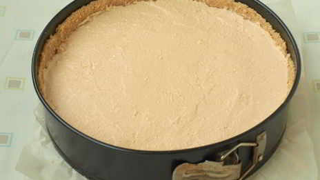 карамельный сырник с клубникой