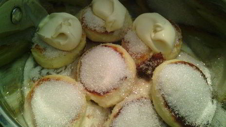 нежные сырники с ванилью, томленные в сливочном соусе