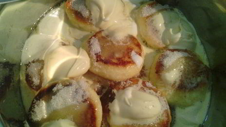 нежные сырники с ванилью, томленные в сливочном соусе