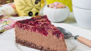 Шоколадный творожник с малиной