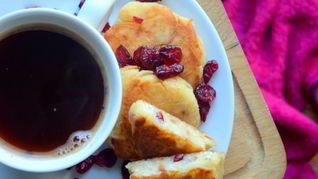 Сырники с яблоком и вяленой вишней