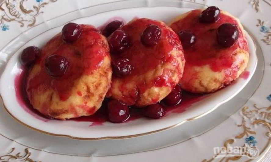 Рецепт творожных сырников с вишневым соусом