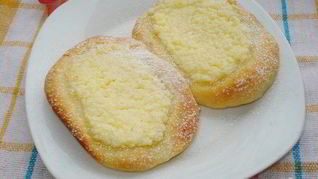 Дрожжевое тесто с творогом в духовке