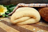 Слоеное дрожжевое тесто для булочек с сыром