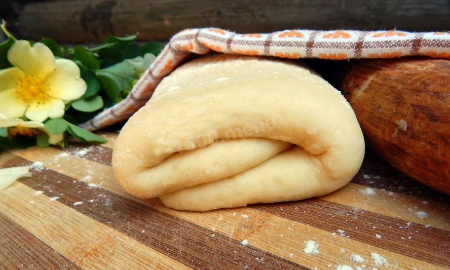Рецепт слоеного дрожжевого теста для булочек с сыром
