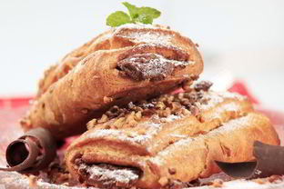 Слоеное тесто с яблоками и шоколадом