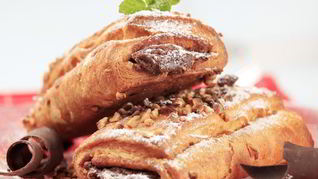 Слоеное тесто с яблоками и шоколадом