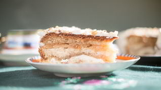 Бисквитный торт с домашней пастилой