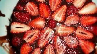 Домашний шоколадный торт со свежей клубникой