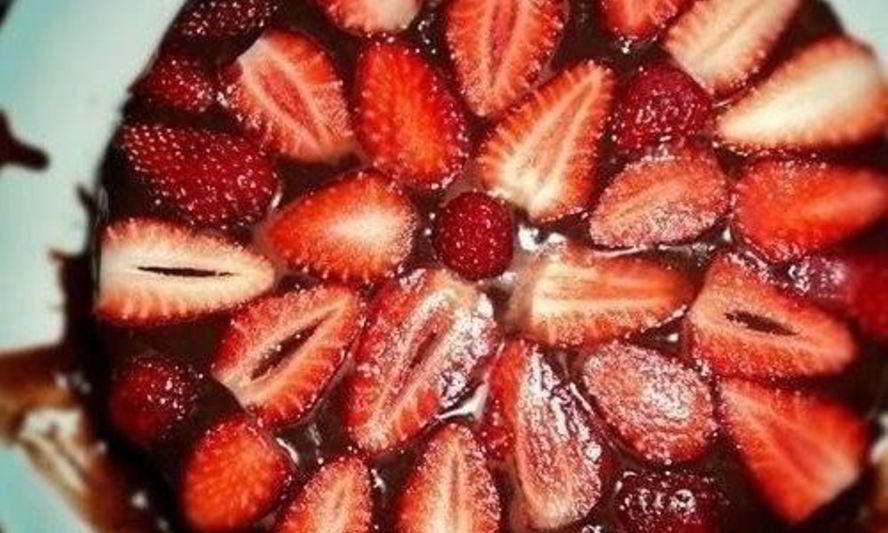 Рецепт домашнего шоколадного торта со свежей клубникой