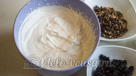 медовик с черносливом