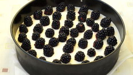 торт без выпечки с ежевикой в желе и сливками