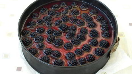 торт без выпечки с ежевикой в желе и сливками