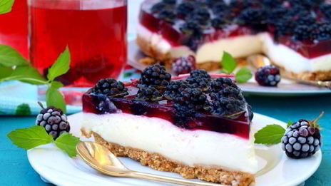 торт без выпечки с ежевикой в желе и сливками