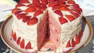 Торт с клубникой, взбитыми сливками и сливочным кремом