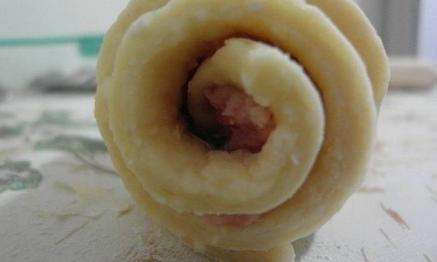 Рецепт творожных рулетиков-улиток с мясом