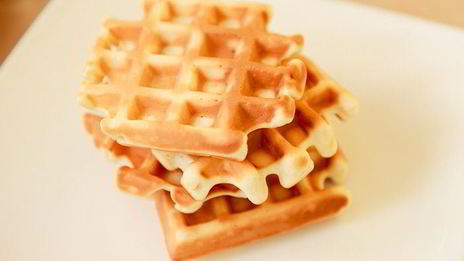 бельгийские вафли с ягодами и взбитыми сливками