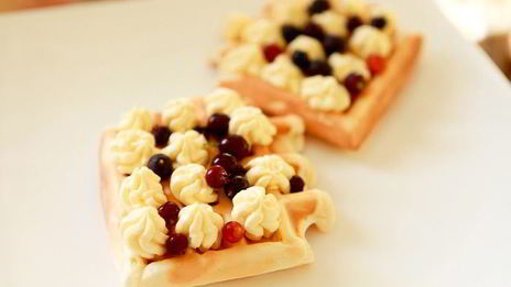 бельгийские вафли с ягодами и взбитыми сливками