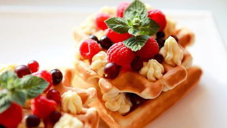 бельгийские вафли с ягодами и взбитыми сливками