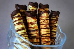 Вафельные трубочки с вишней в шоколаде